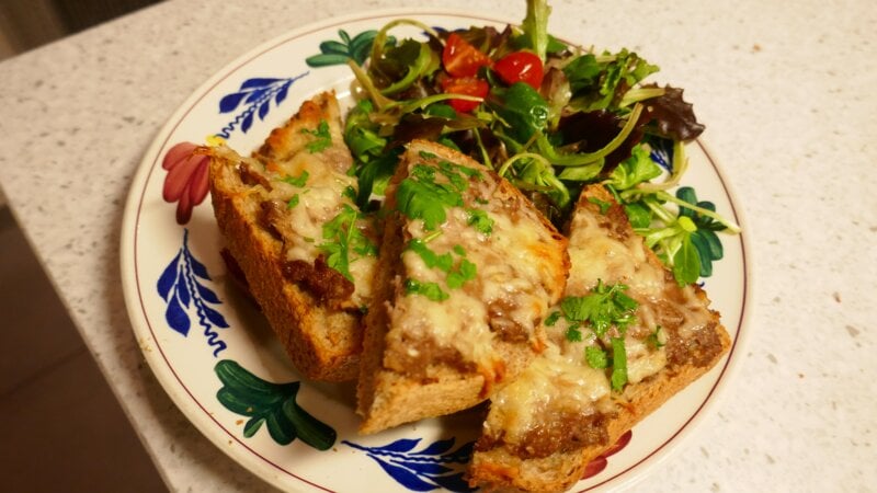 Balletje Boterham met een vleugje mozzarella uit de oven
