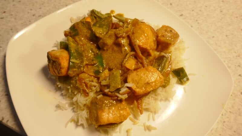 Zeer milde Zalmcurry met knapperige peultjes en bosui