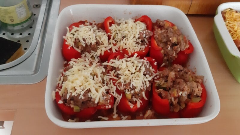Gevulde paprika's met gehakt en kaas op een heerlijke groentesaus