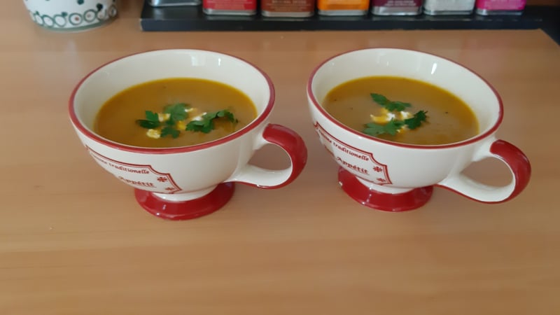 Gele paprikasoep met garam massala en geitenkaas