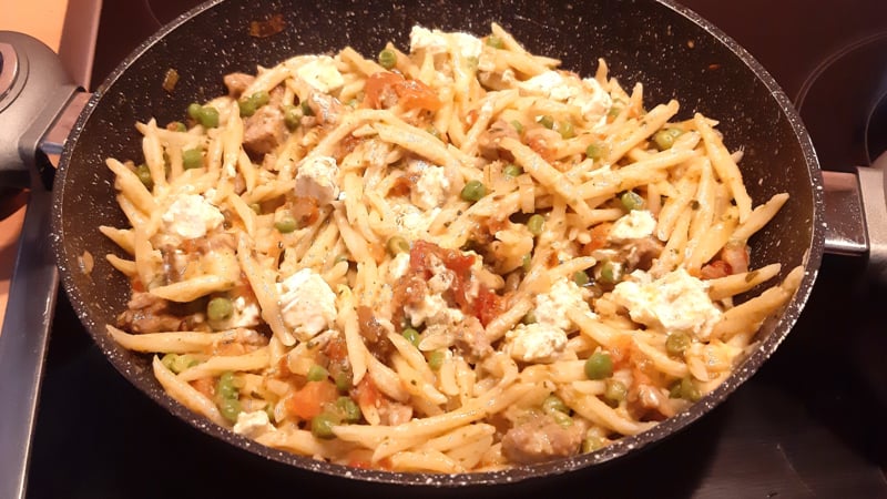 Pasta met gehakt, gedroogde tomaten, feta en doperwtjes