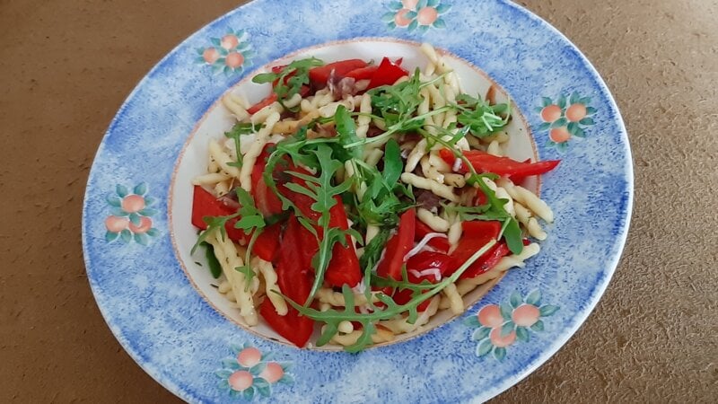 Pasta pronto met paprika, rode ui, knoflook en rucola