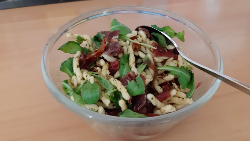 Pasta pesto salade met bresaola, gedroogde tomaten en rucola