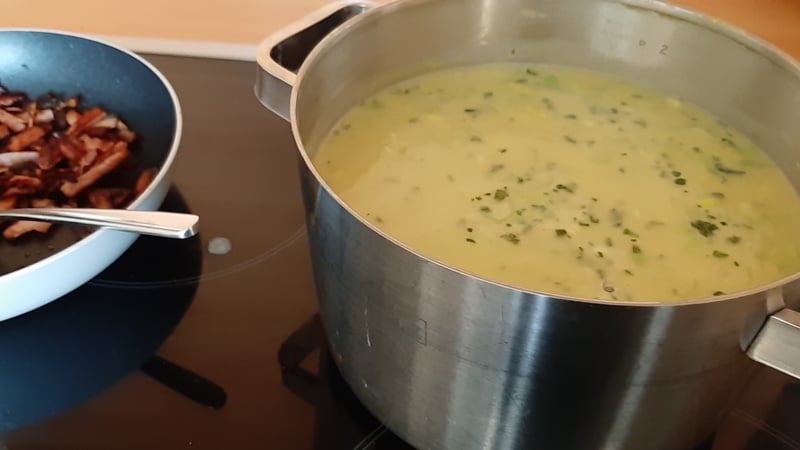 Prei-mosterdsoep met krokant ontbijtspek