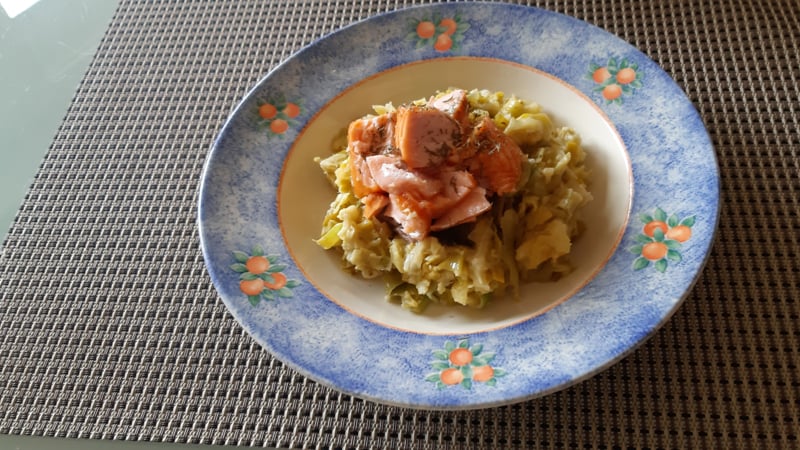 Luchtige stamppot prei met warmgerookte zalm