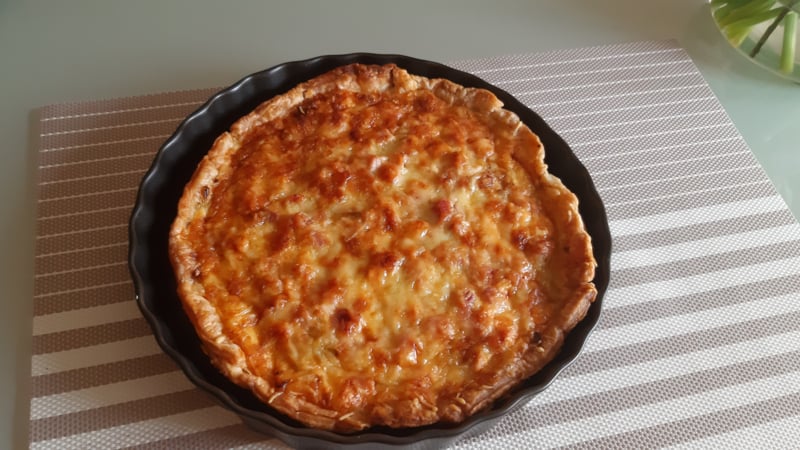 Romige preitaart van bladerdeeg met ham en kaas