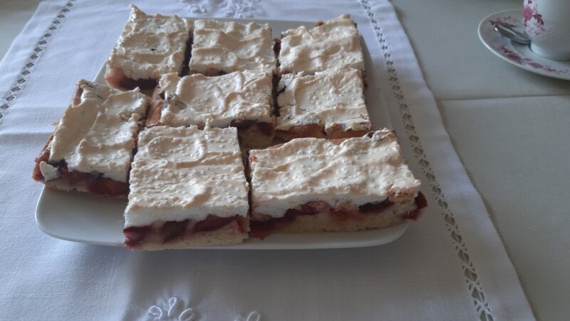 Kwetsenplaattaart met meringue