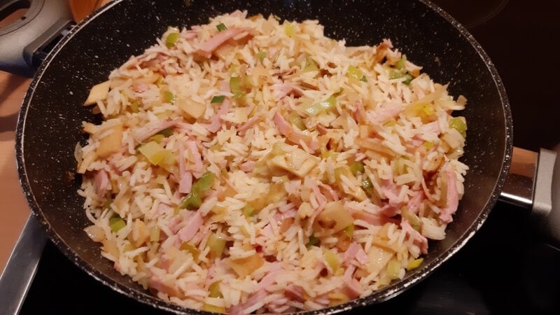 Aziatische rijst met ham en bamboescheuten