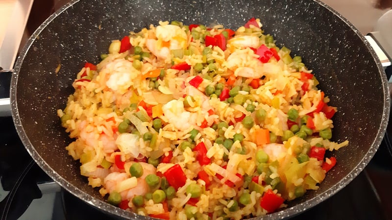 Pittige gebakken kerrierijst met garnalen, groenten en mango-chutney