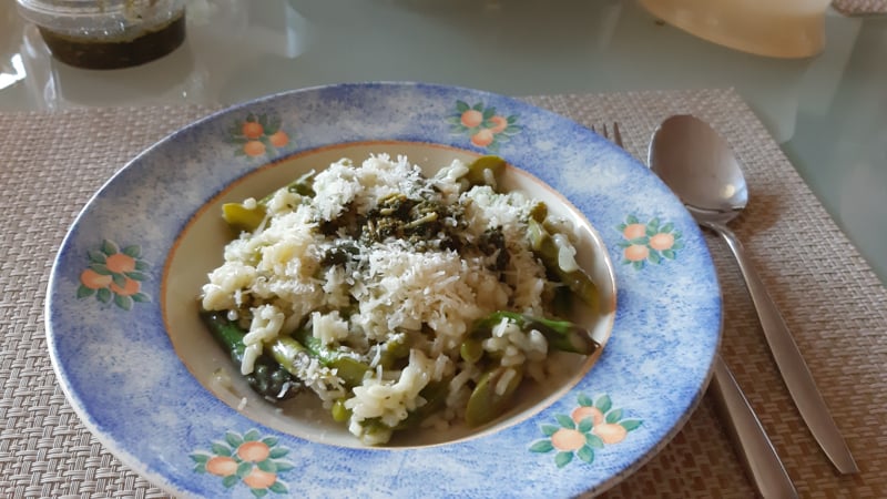 Risotto met groene asperges, doperwten en pesto