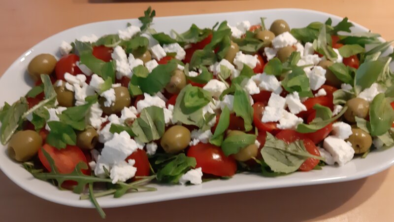 Rucola met kerstomaatjes, feta en olijven