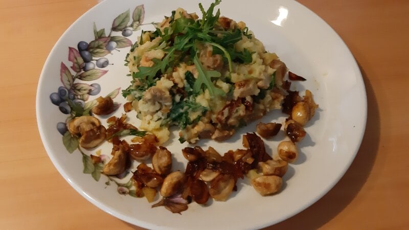Zomers rucola-stamppot met gebakken champignons en gedroogde tomaatjes