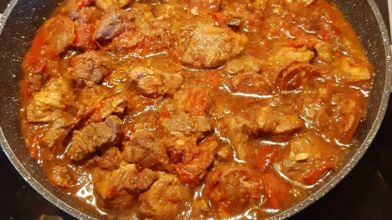 Pittige stoofpot van rundvlees met chorizo en paprika's