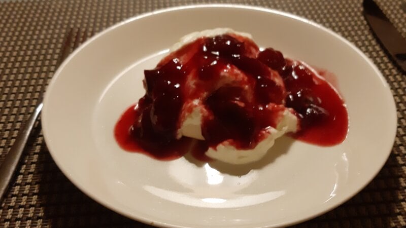 Pavlova met pruimencompôte