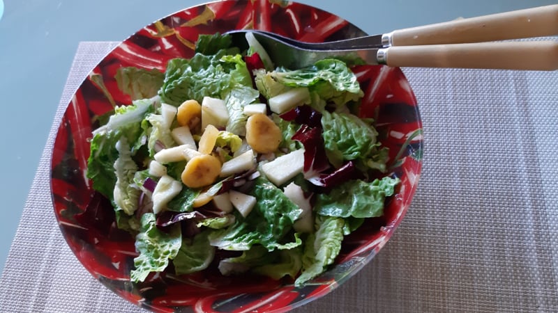 Gemengde salade met appel, banaan en gember