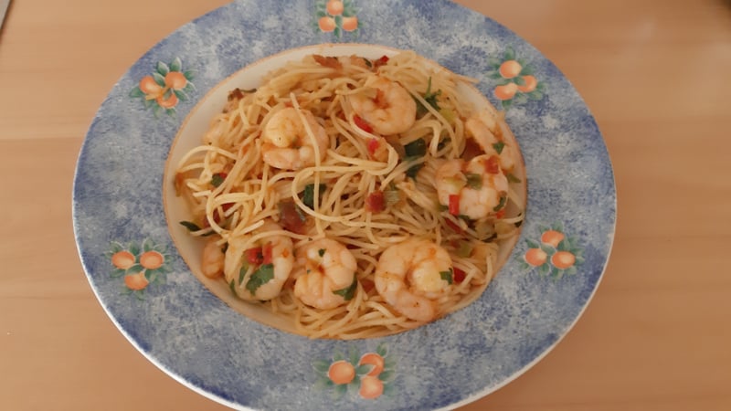 Pittige spaghetti met grote garnalen, knoflook en gedroogde tomatentapenade