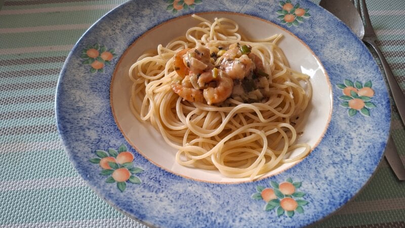 Linguine met garnalen en lente-uitjes in een heerlijke chili-roomsaus
