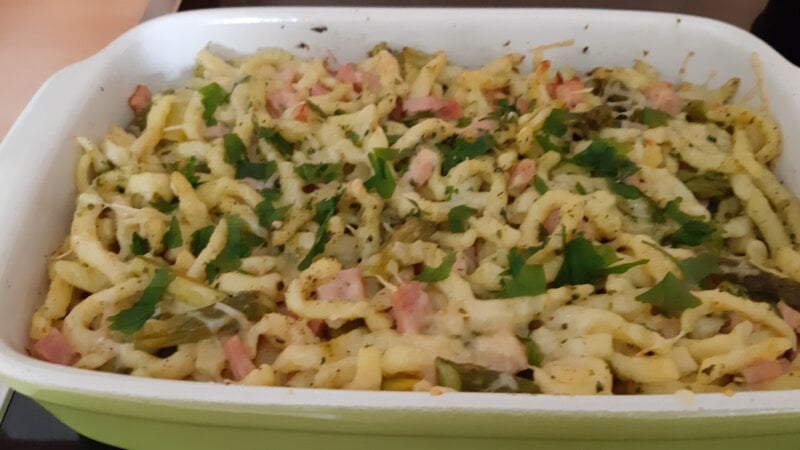 Snelle en gemakkelijke pasta met groene aspergers, ham, pesto en kaas