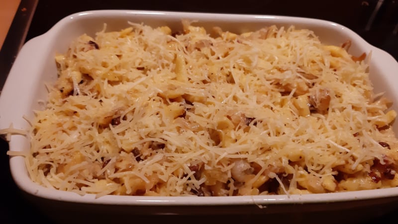 Spätzle met zuurkool, spekjes, gebakken uien en kaas