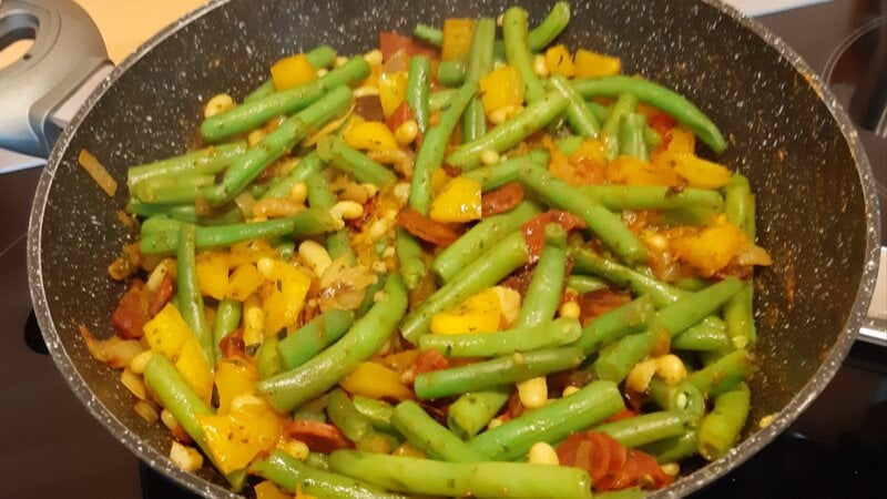 Sperziebonen met groene kidneybonen (flageolets), tomaat, paprika en chorizochorizo