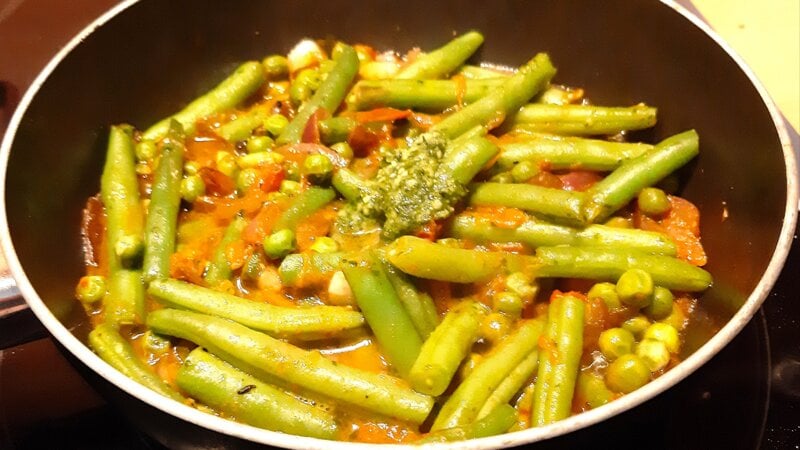 Italiaanse sperziebonen met doperwten, tomaat en basilicumpesto