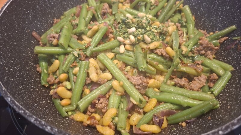 Italiaanse gemengde bonen met gehakt en pesto