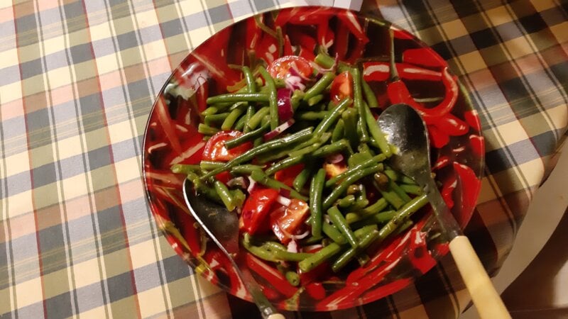 Salade van sperziebonen met rode ui, kappertjes en tomaat