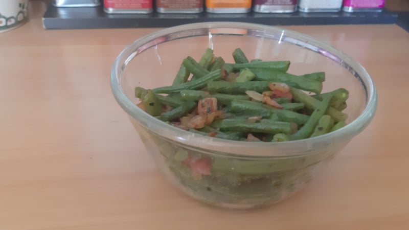 Sperziebonen met spek, gebakken uien en pesto