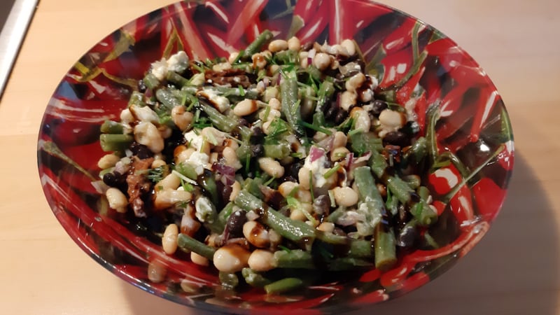 Gemengde bonensalade met zachte jonge geitenkaas en gedroogde tomaatjes