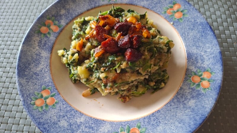 Stamppot spinazie met kruidenroomkaas, chorizo en gebakken uien