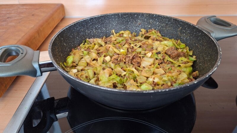 Spitskoolpannetje met gehakt, kerrie, pinda en kokosmelk