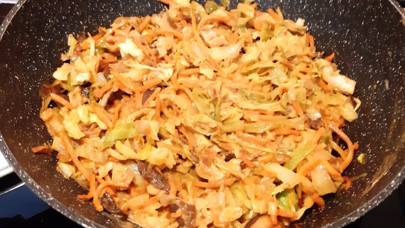 Aziatisch gekruide spitskool met shiitake en prei uit de wok. Erg lekker en gezond.
