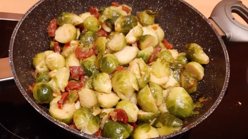 Gebakken spruitjes met chorizo en chilisaus