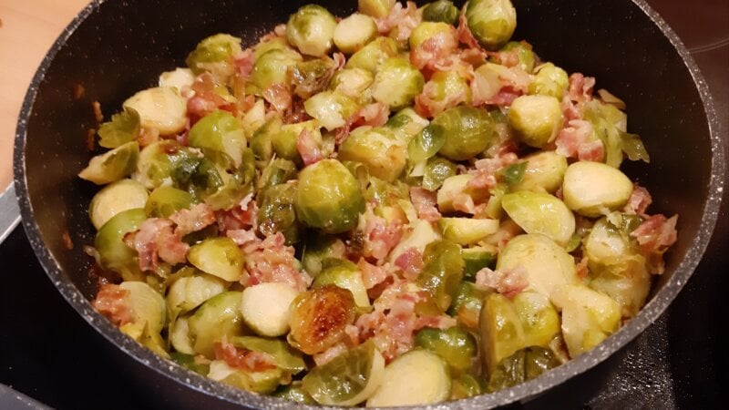 Gebakken spruitjes met ui, bacon, mosterd en honing