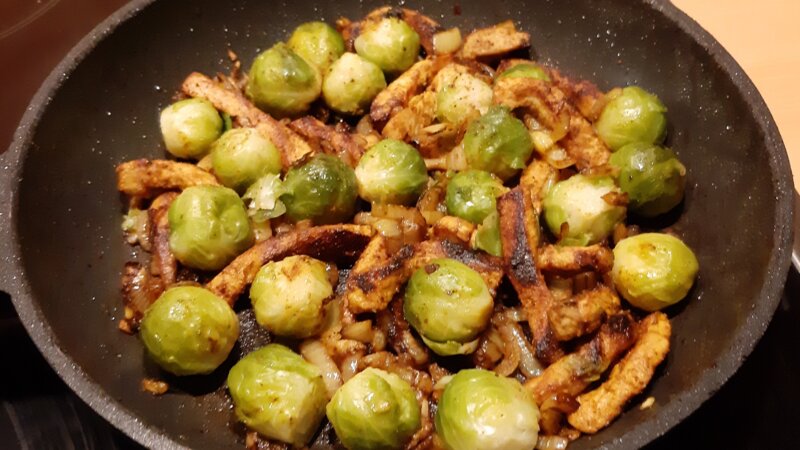 Spruitjes met kerrie-uitjes en pittige scchnitzelreepjes