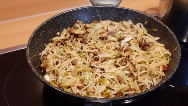 Noedels met Thais gekruid gehakt, shiitake en prei