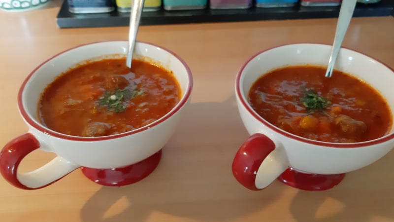 Stevige tomaten-groentesoep met gehaktballetjes