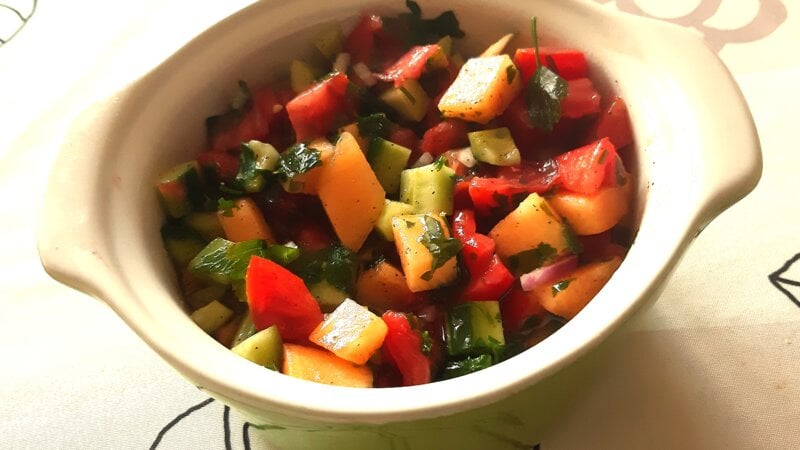 Tomatensalade met komkommer en meloen