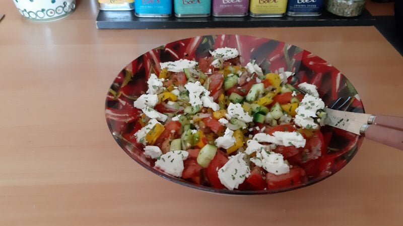 Gemengde zomersalade met zachte geitenkaas