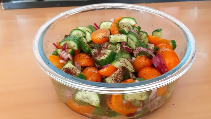 Tomaten-komkommersalade met rode ui en sumak