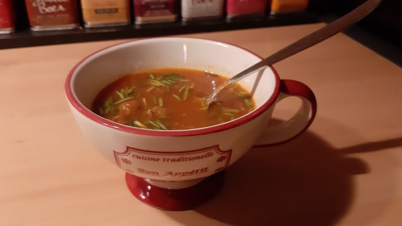 Tomaten-paprikasoep met appel en balletjes