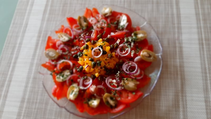 Spaanse tomaten/paprikasalade met rode ui, kappertjes en gevulde olijven