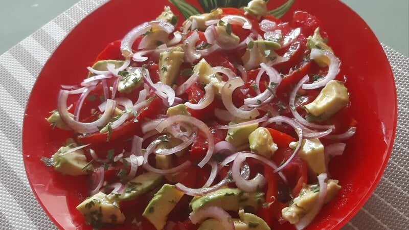 Tomatensalade met avocado en rode ui