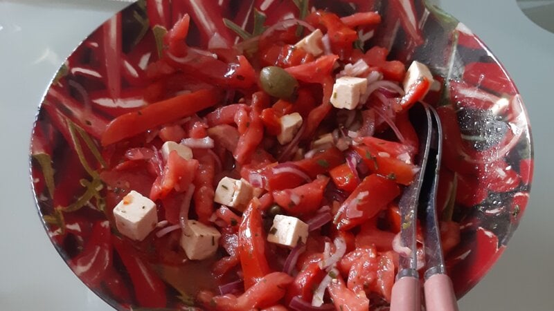 Tomatensalade met feta, kappertjes en olijven