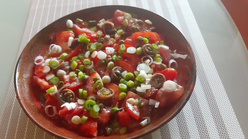 Gemengde tomatensalade met ansjovis en kappertjes