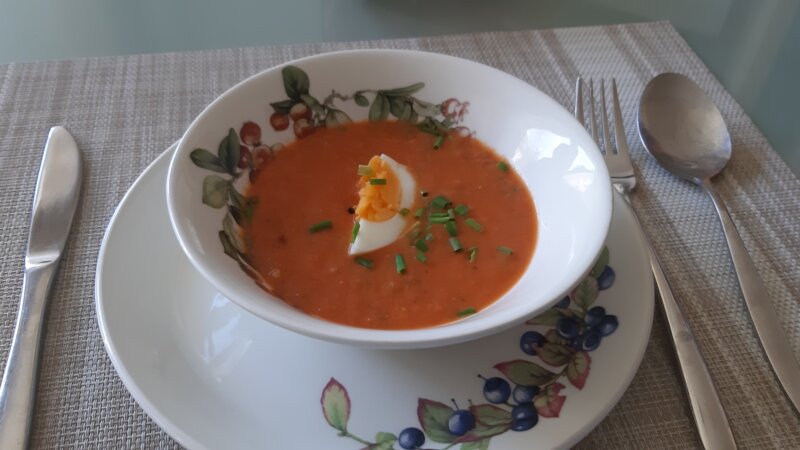 Tomatensoep met gekookt ei en bieslook
