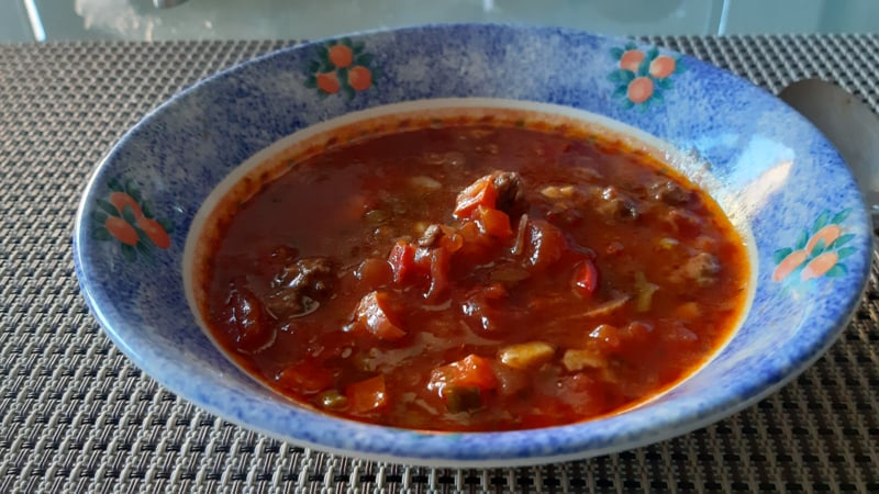 Goed gevulde Italiaanse tomatensoep met gehakt