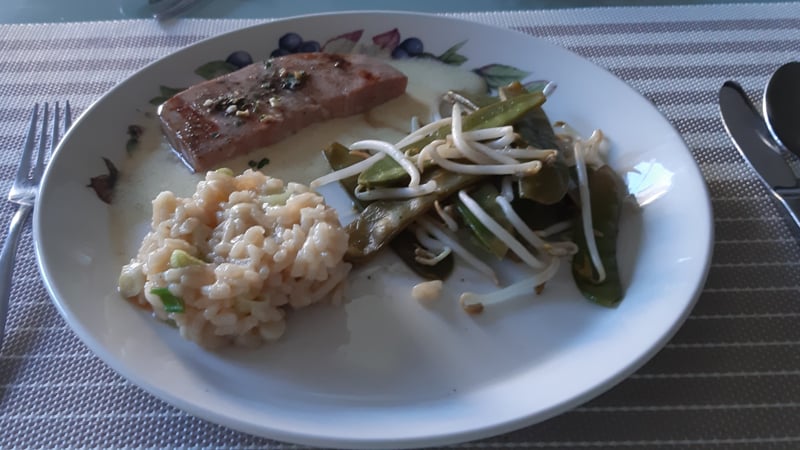 Gegrilde tonijnsteak met citroensaus, peultjes en taugé