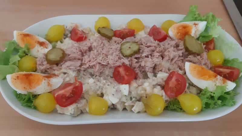 Eenvoudige tonijnsalade met een restje aardappel