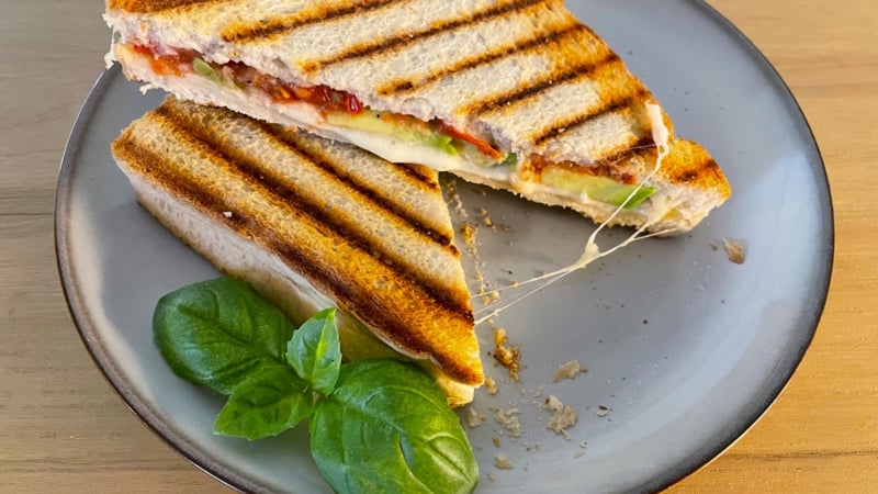 Kleurrijke Tosti met avocado